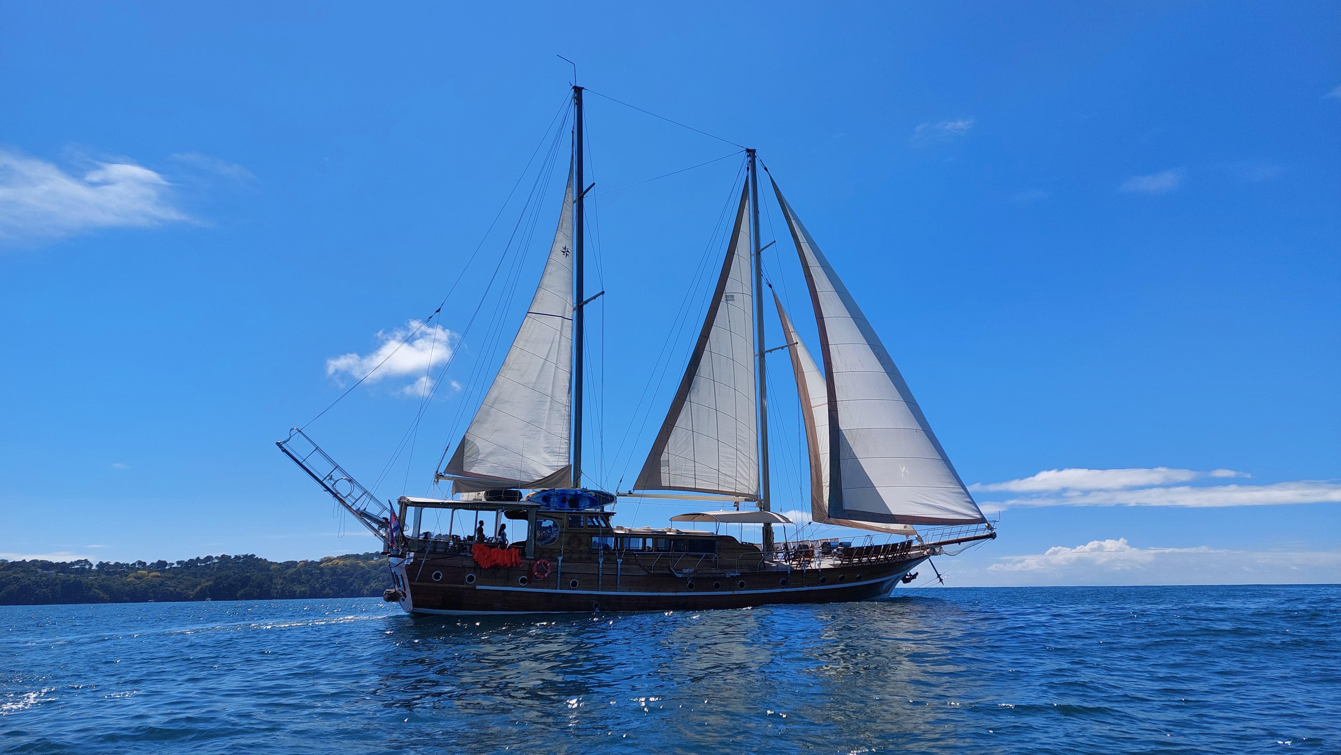 Quepos: Wooden Sail Yacht Cruise with Watersports and Food – Manuel Antonio National Park, Costa Rica