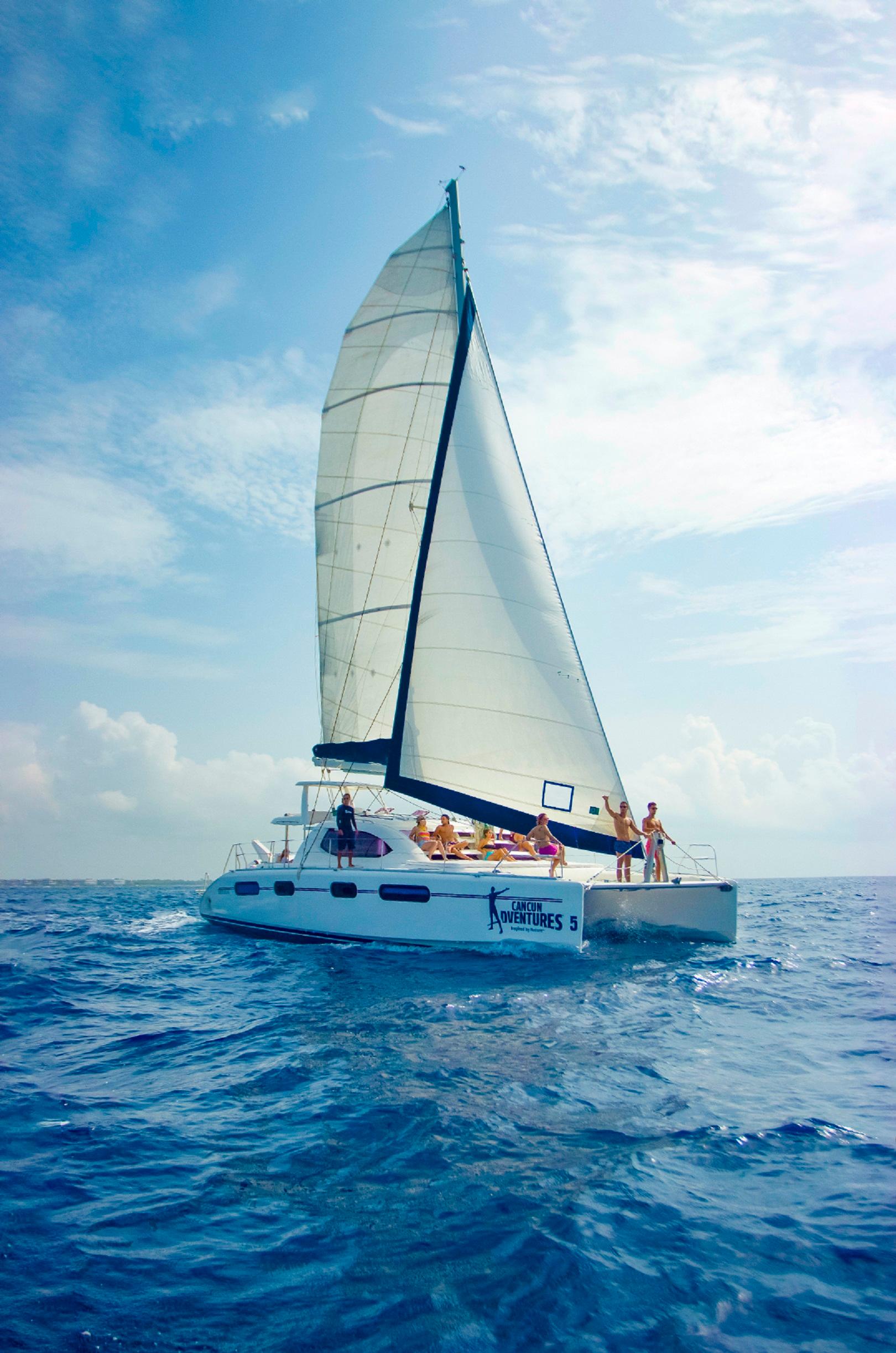 Riviera Maya: Luxury Catamaran Sailing Trip with Lunch – Puerto Aventuras, Mexico