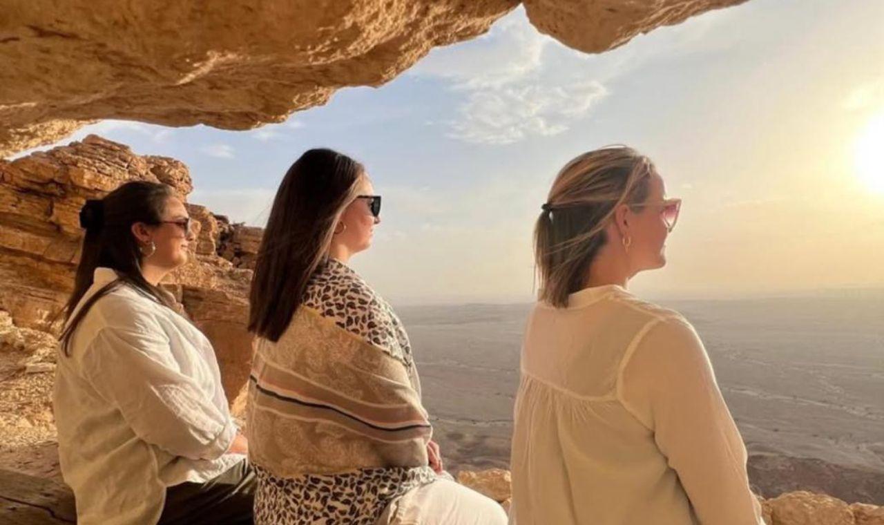 Riyadh: Group Edge of the World Sunrise Tour – Saudi Arabia