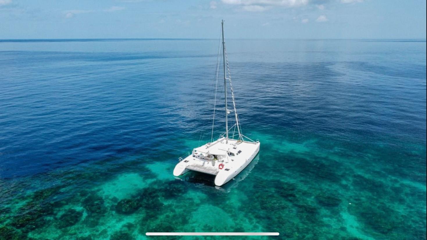 Roatan: Catamaran Sunset Cruise Charters and Tours – Honduras