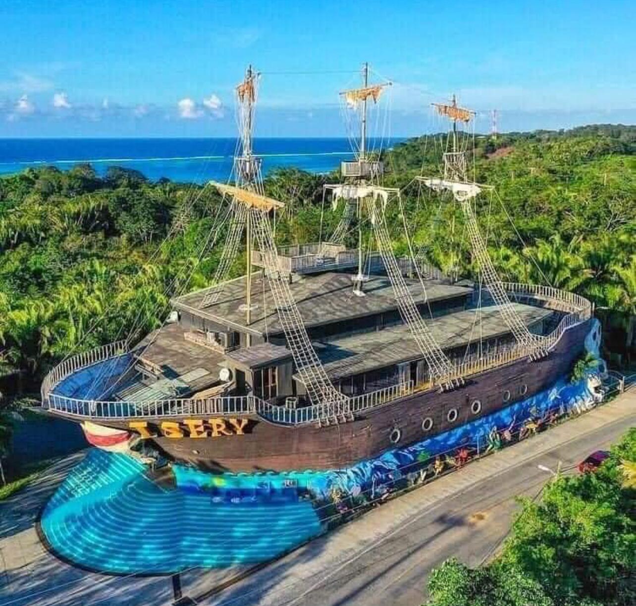 Roatan East Side Tour + Sloths + Iguanas – Honduras