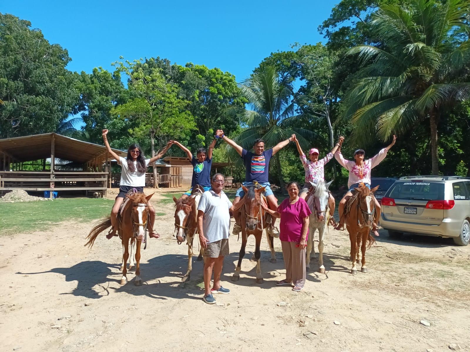 Roatan: Horseback Riding and West Bay Beach Shore Excursion – Honduras