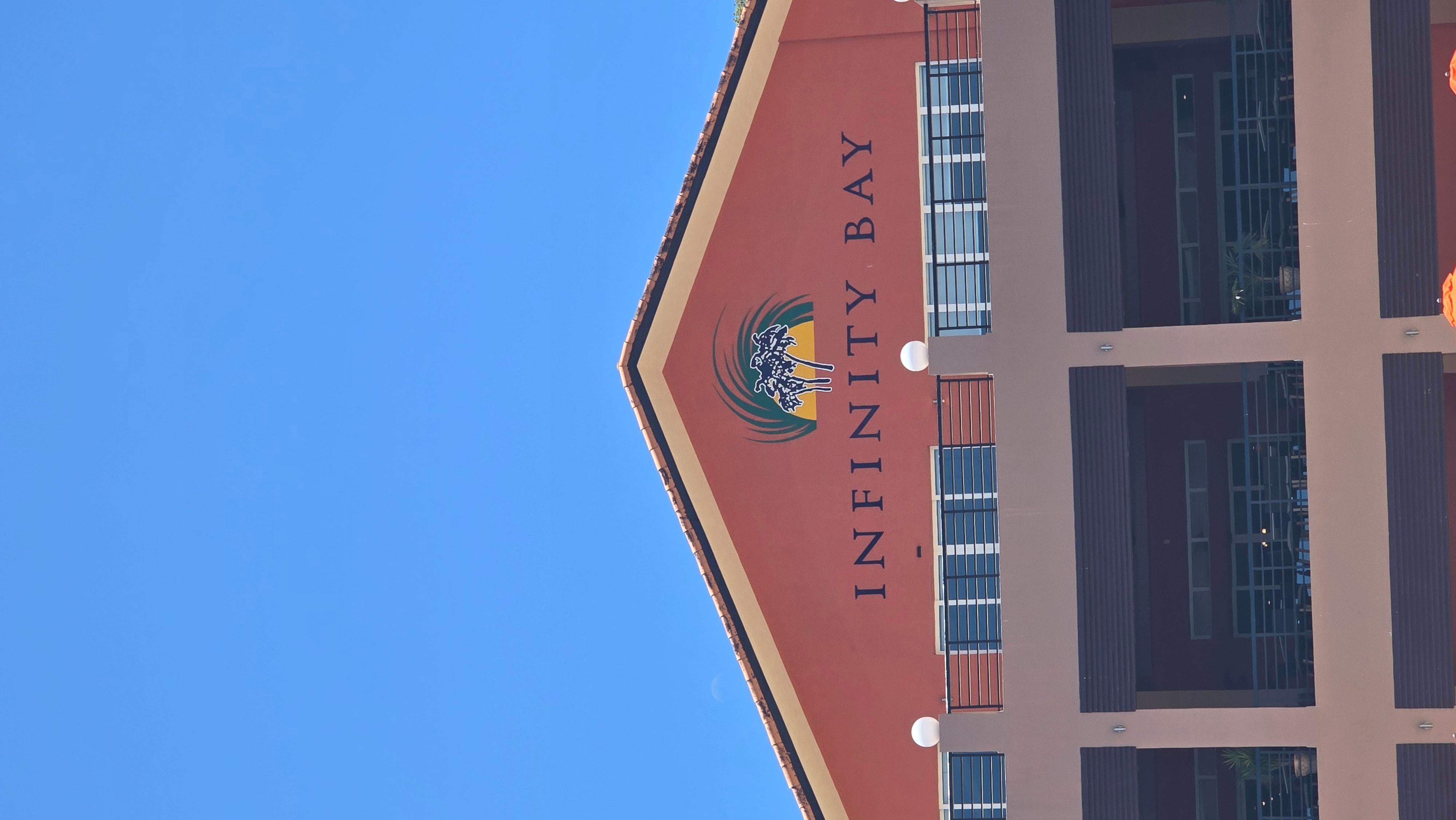 Roatán: Infinity Bay Resort Beach Club Day Pass – Honduras