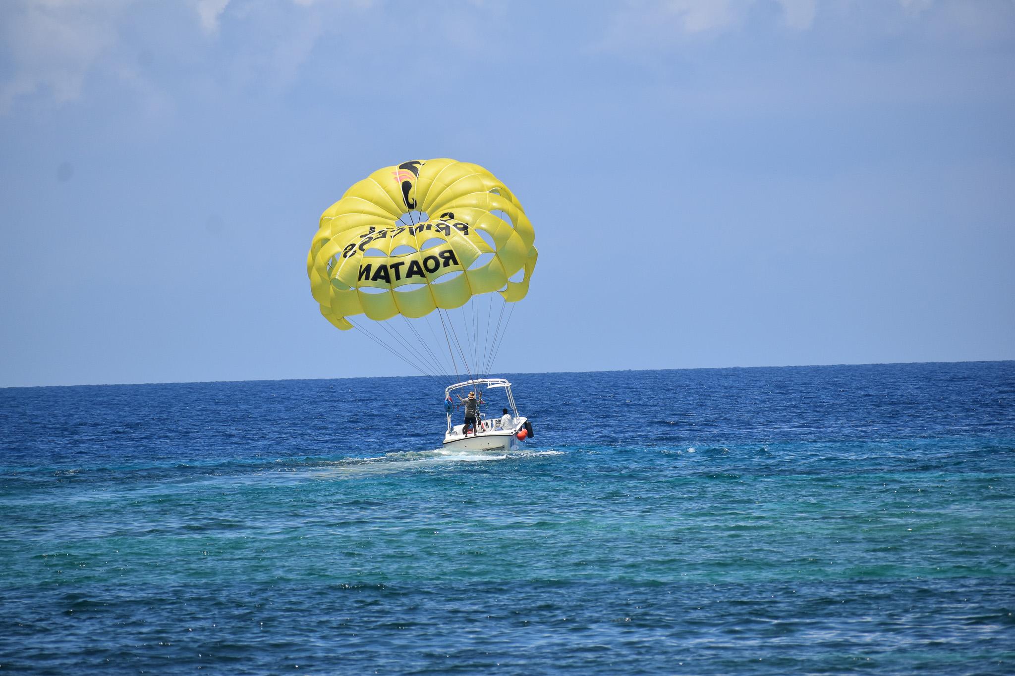 Roatan Visitor’s Parasailing, Snorkel & Beach Experience – Honduras