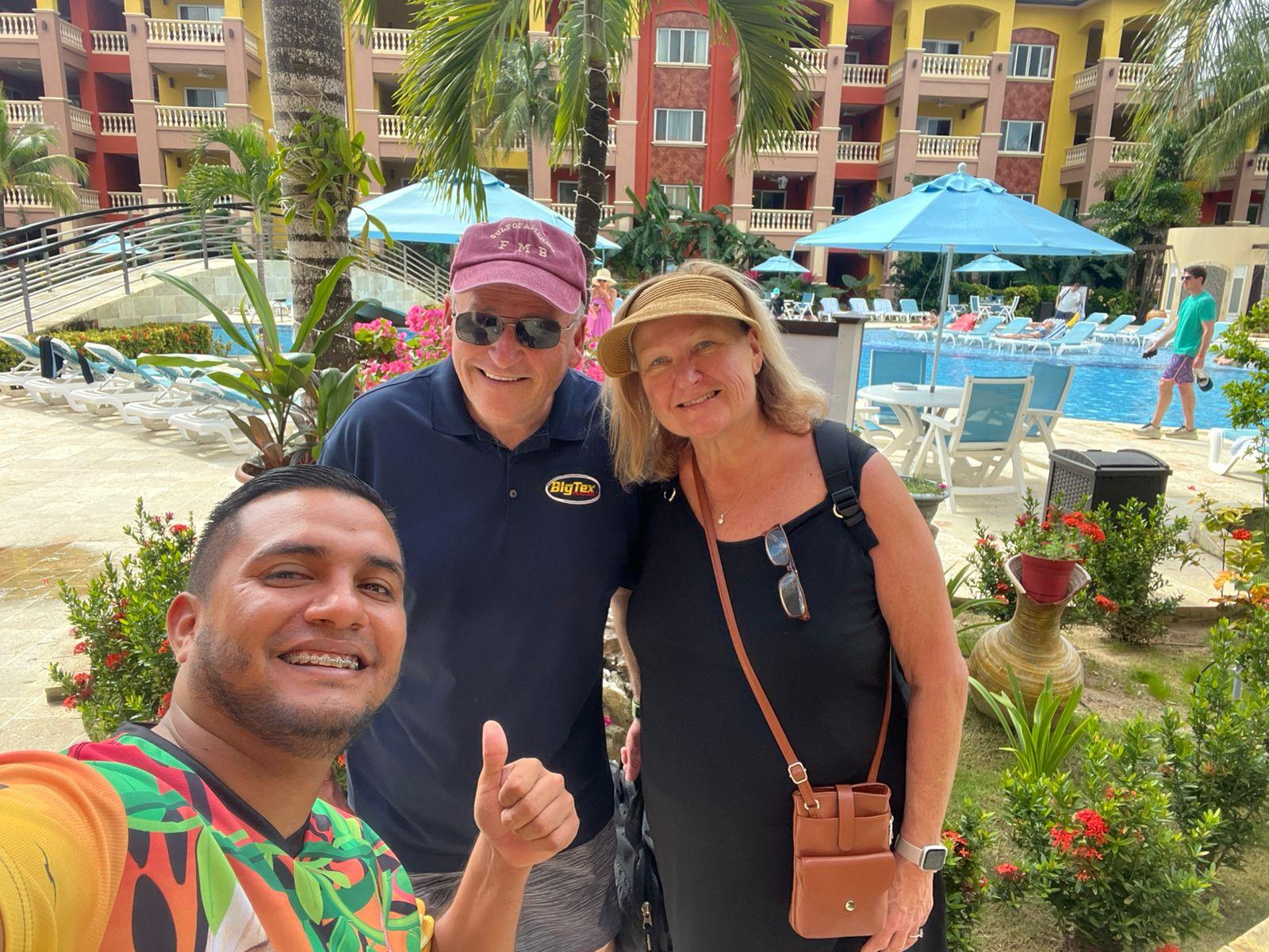 Roatán: West Bay Beach Club Day Pass with Lunch – Honduras