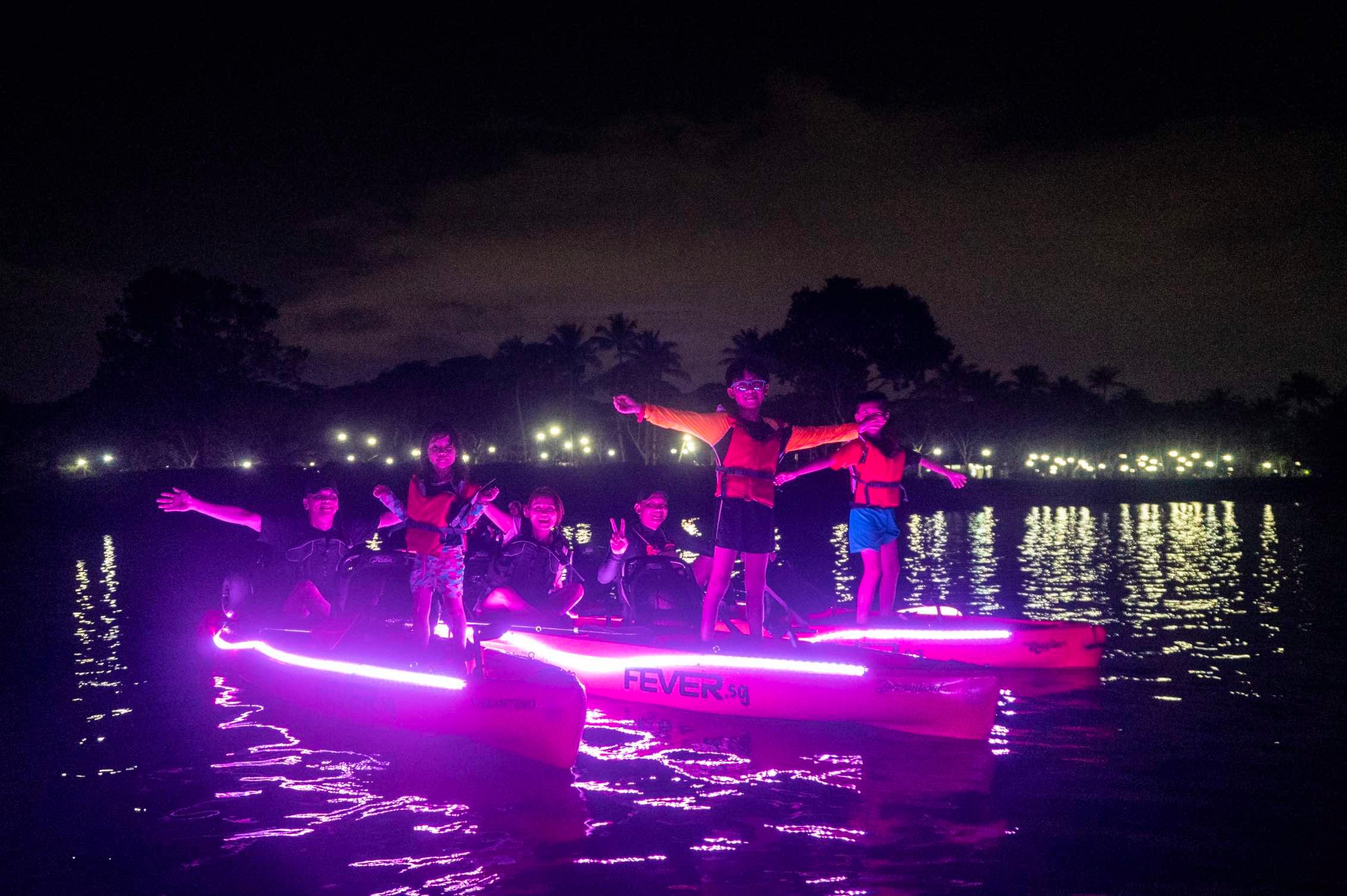 Singapore: Pasir Ris Park LED Night Kayak Tour with Mussels – Singapore