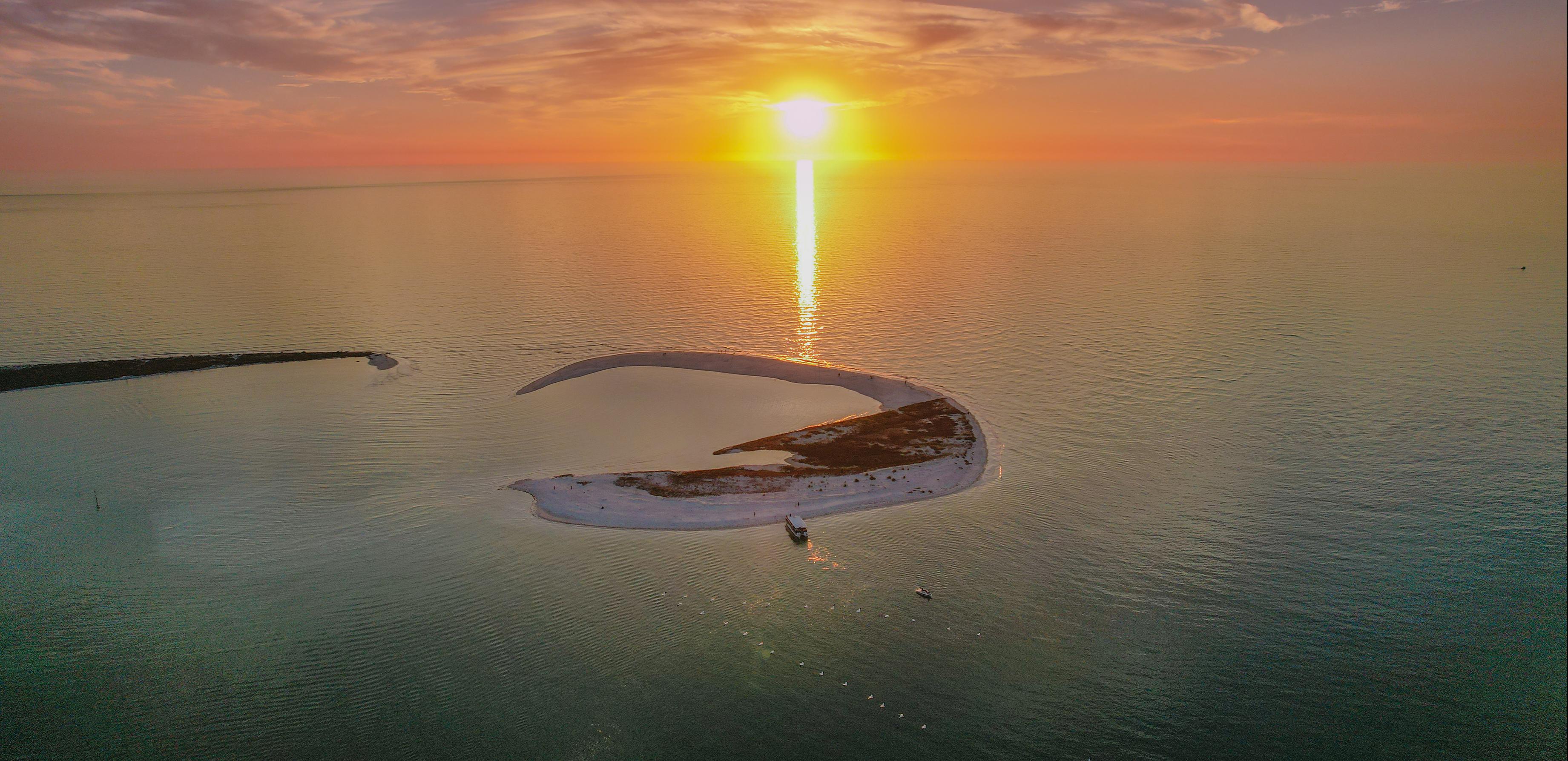 South Pasadena: Island Sunset Cruise and Skyway Light Show – Gulf of America