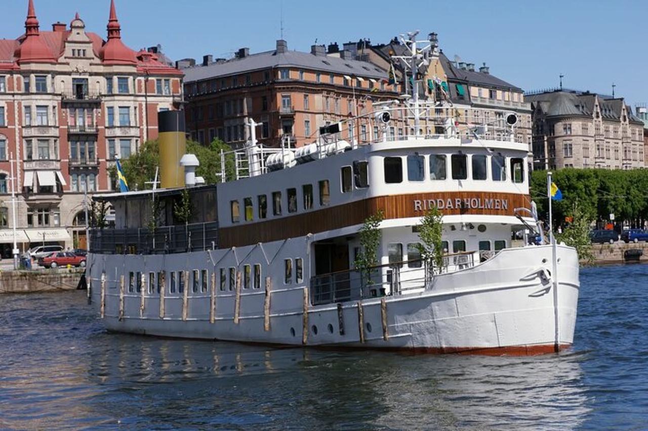 Stockholm Old Town Walking Tour & Archipelago Cruise – Fjäderholmarna, Sweden