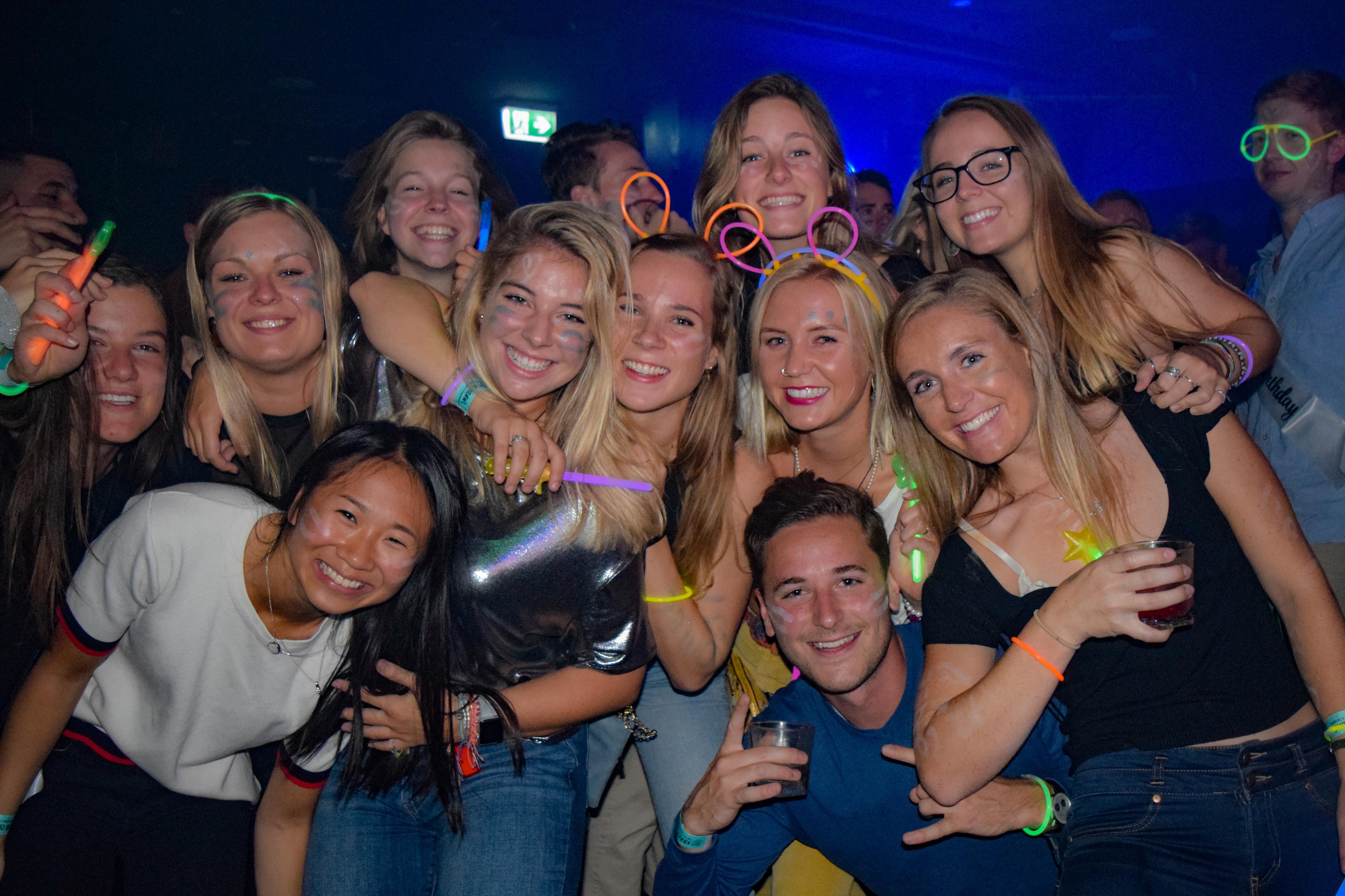 Sydney: Big Night Out Pub Crawl with Local Party Hosts – Sydney, Australia