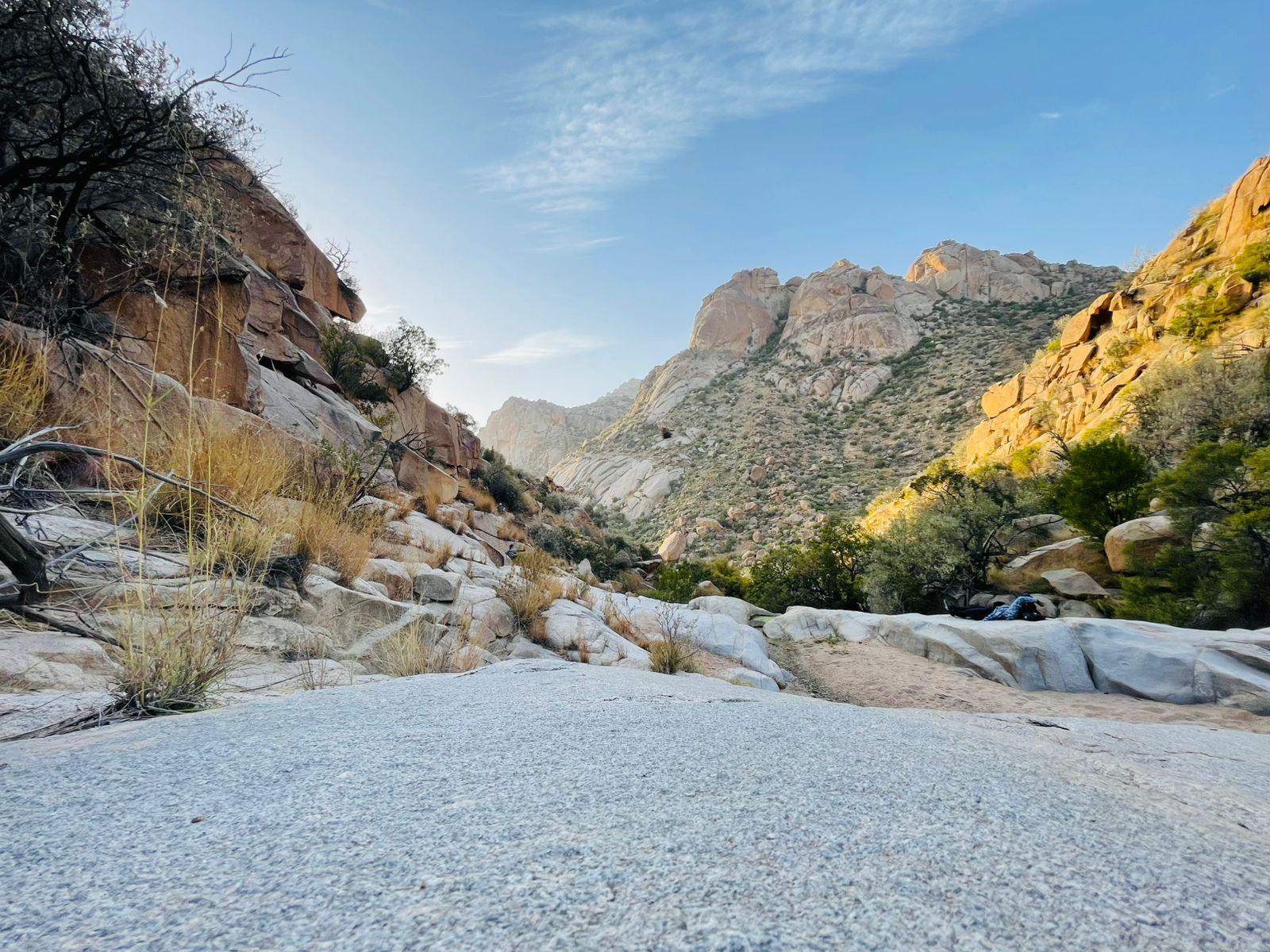 Taif: Al-Makhadah Valley Hiking Tour with Snacks – Saudi Arabia
