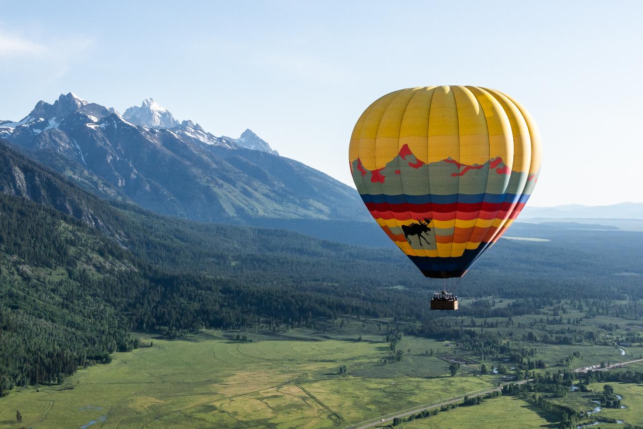 Teton Village: Grand Tetons Sunrise Hot Air Balloon Tour – Snake River, Wyoming