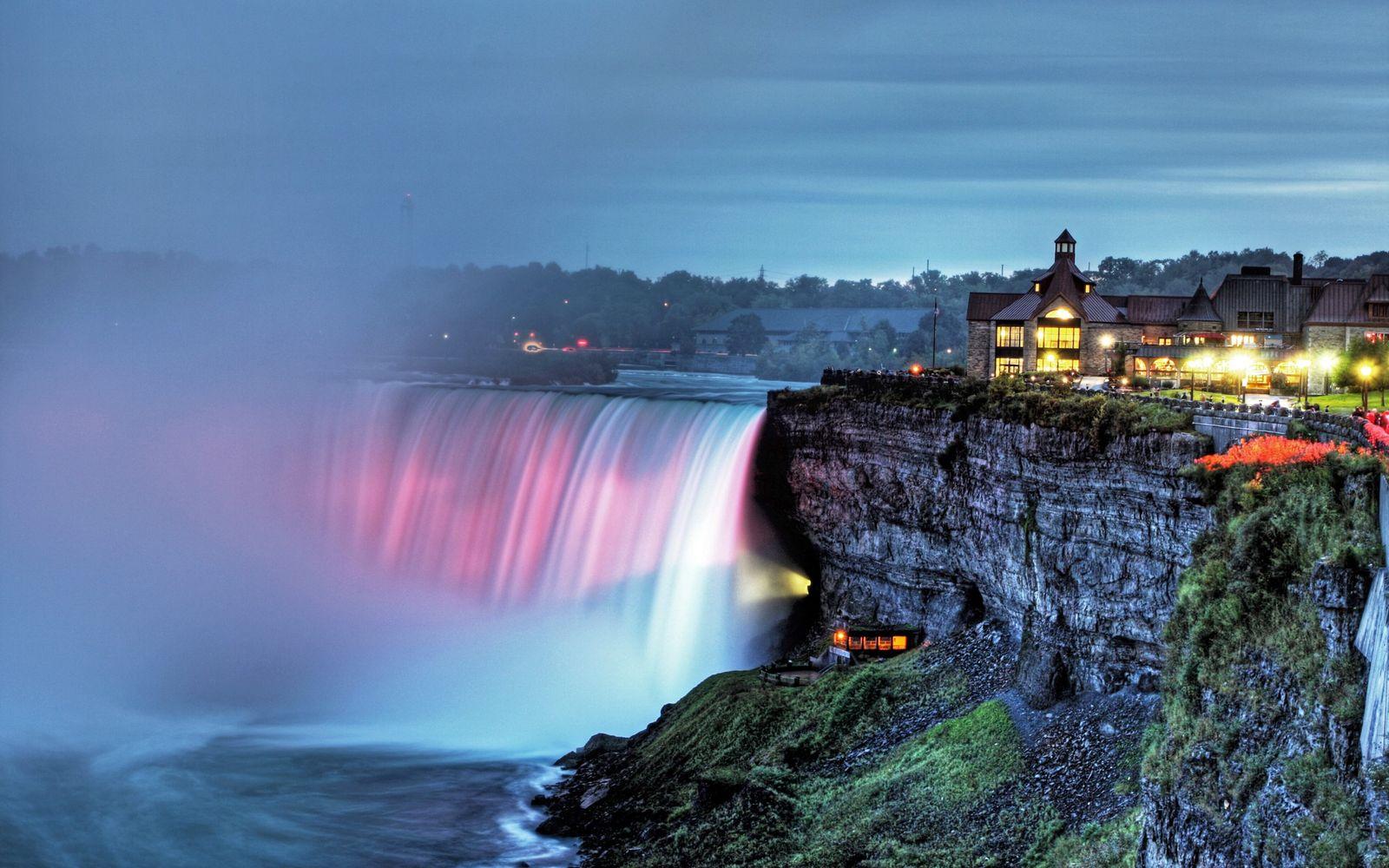 Toronto: Niagara Falls Evening Tour with Fireworks – Niagara Falls, Canada