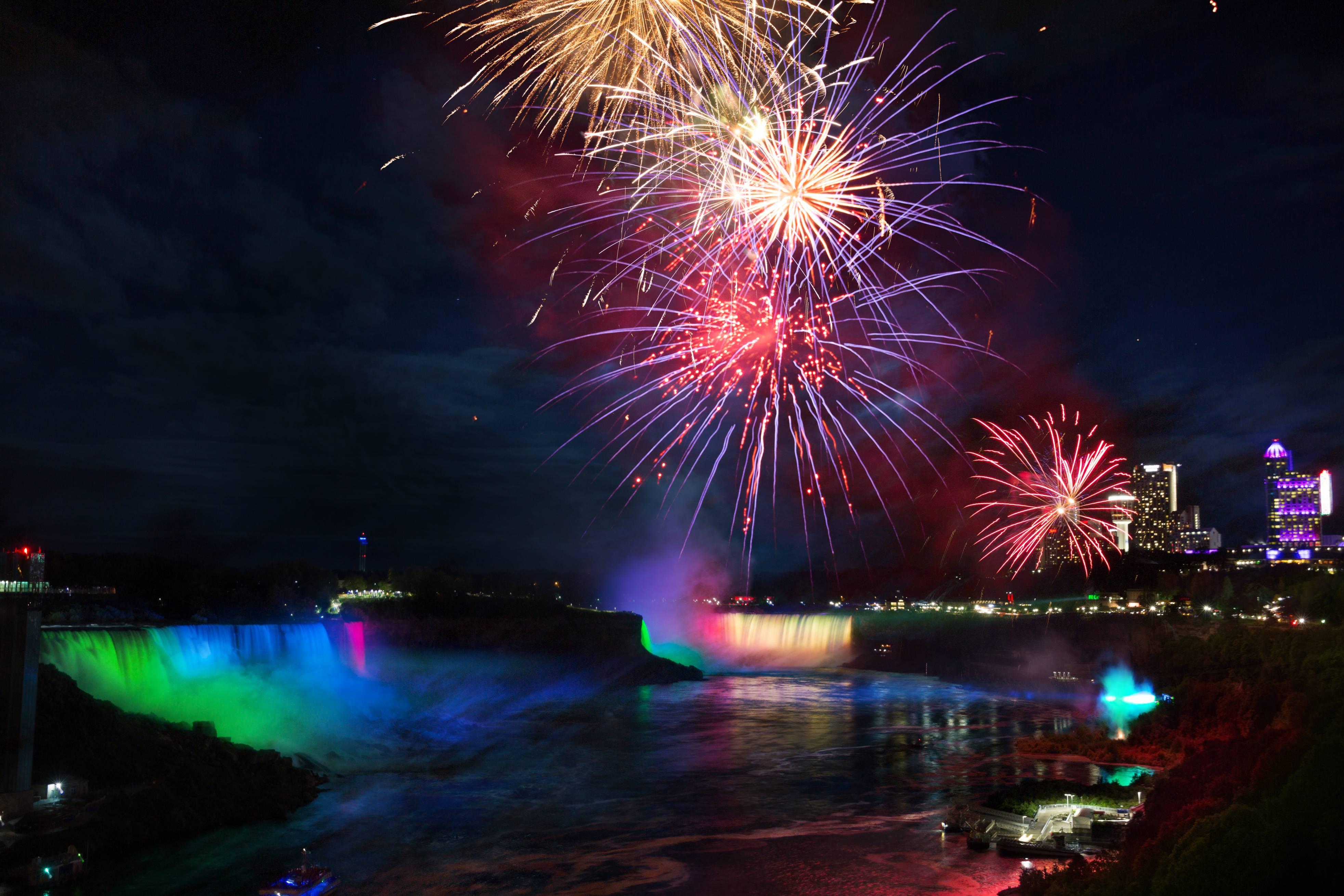 Toronto to Niagara Falls: Evening Tour with Cruise & lights – Niagara Falls, New York