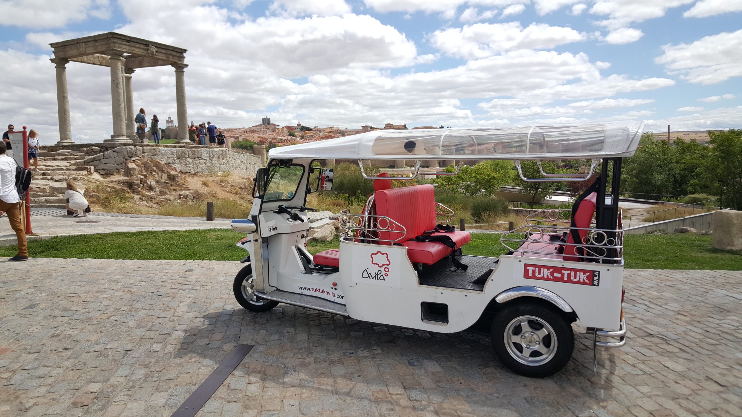 Tour Guiado En Tuk Tuk Recorre Avila De La Forma Mas Comoda – Ávila, Spain