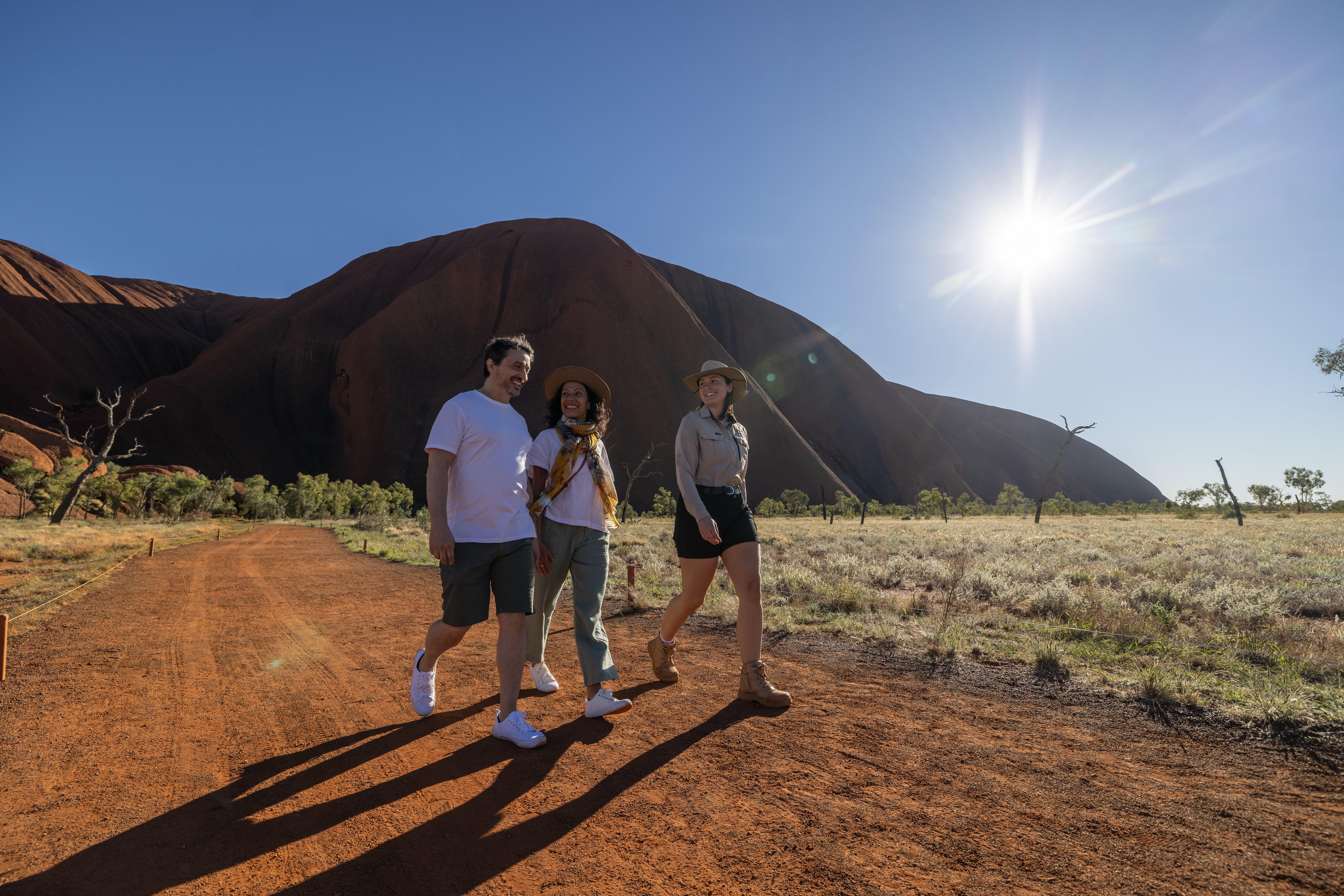 Uluru: Guided Trek of Uluru’s Base in a Small Group – Uluru-Kata Tjuta National Park, Australia