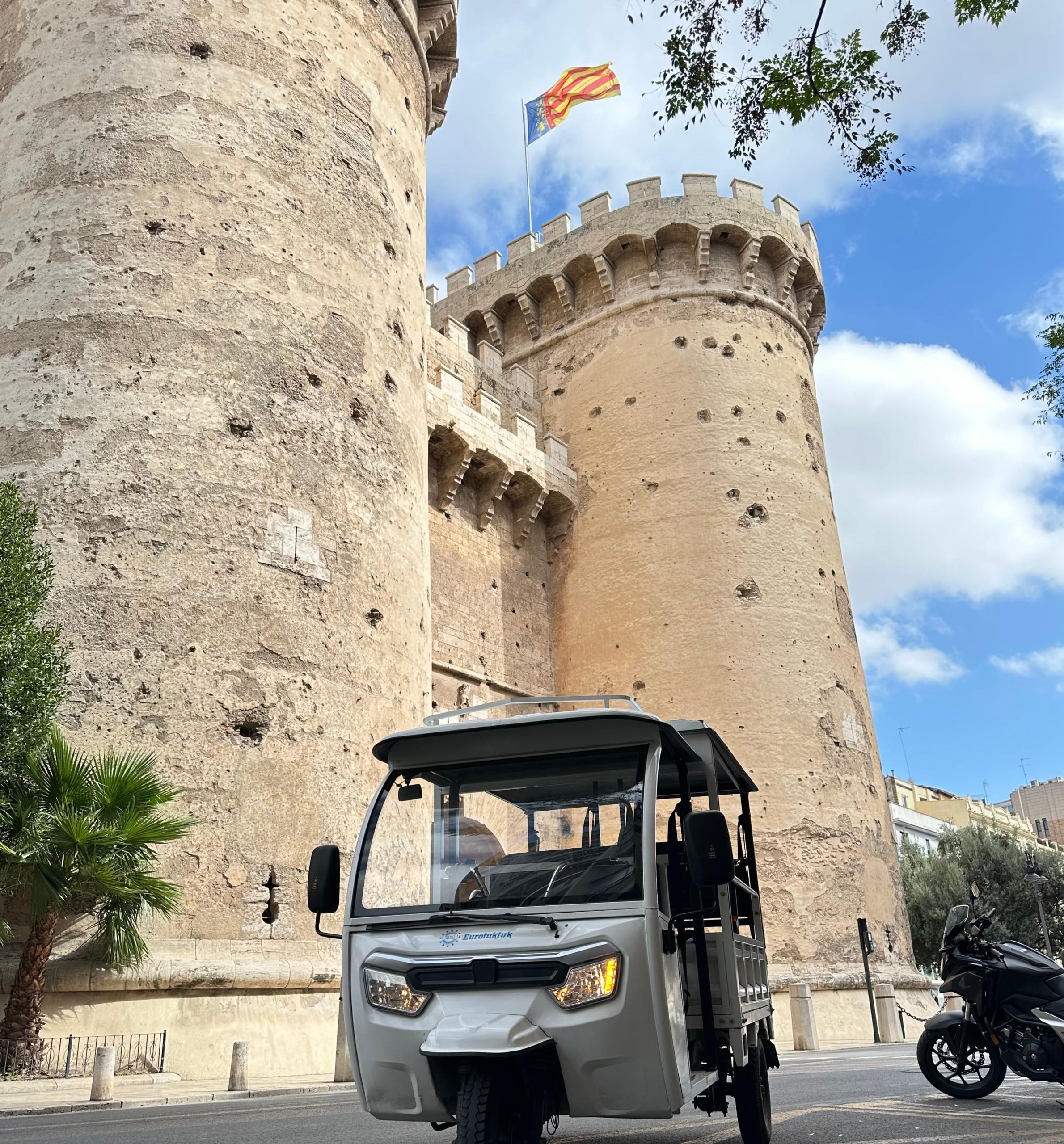 Valencia: 1-hour Historical Tour in a Tuk Tuk – Valencia, Spain